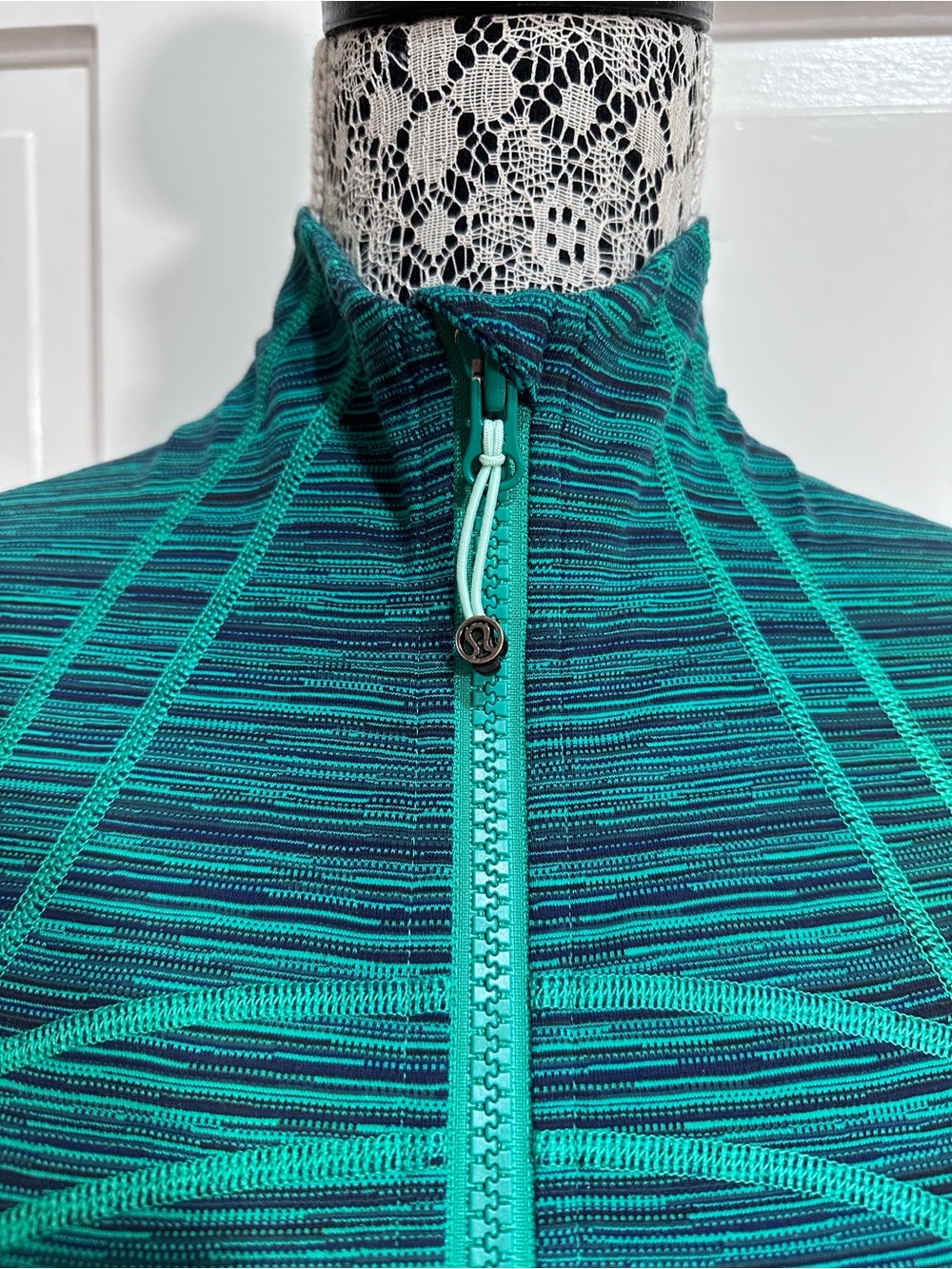 Lululemon Define Jacket Size 6 Cyber Jungle Green Hero Blue Flattering Fit $128 - Picture 2 of 6